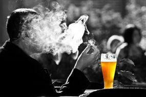 het drinken van alcohol stimuleert de drang om te roken