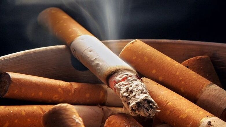 brandende sigaret en stoppen met roken